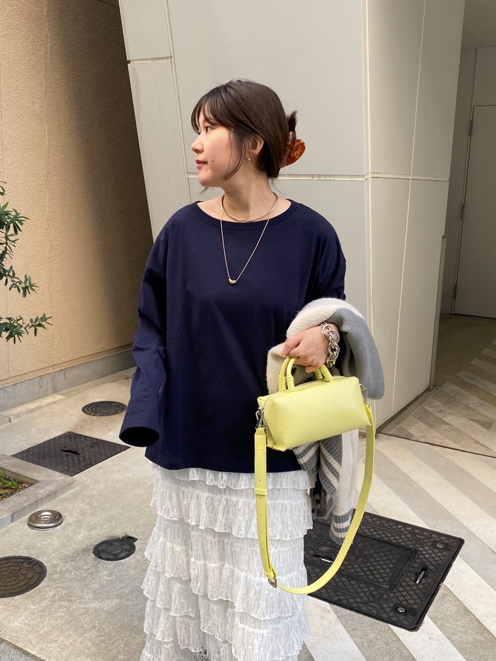 グレー系のその他アウター、ブルー系のTシャツ/カットソー、ホワイト系のスカートを着用したレディースの冬コーディネートの9枚目の写真