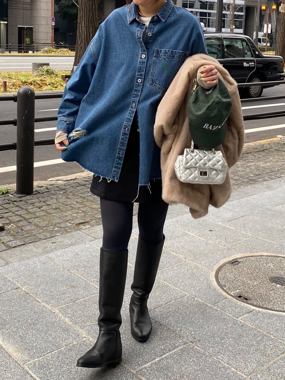 ベージュ系のその他アウター、ブルー系のシャツ/ブラウス、ブラック系のブーツを着用したレディースの冬コーディネートの9枚目の写真