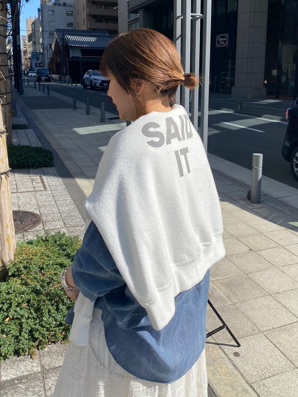 ブルー系のシャツ/ブラウス、ホワイト系のスカート、ホワイト系のTシャツ/カットソーを着用したレディースの春コーディネートの2枚目の写真