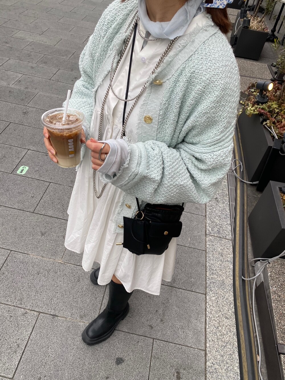 ホワイト系のシャツ/ブラウス、ブルー系のノーカラージャケット、ブルー系のTシャツ/カットソーを着用したレディースの冬コーディネートの4枚目の写真