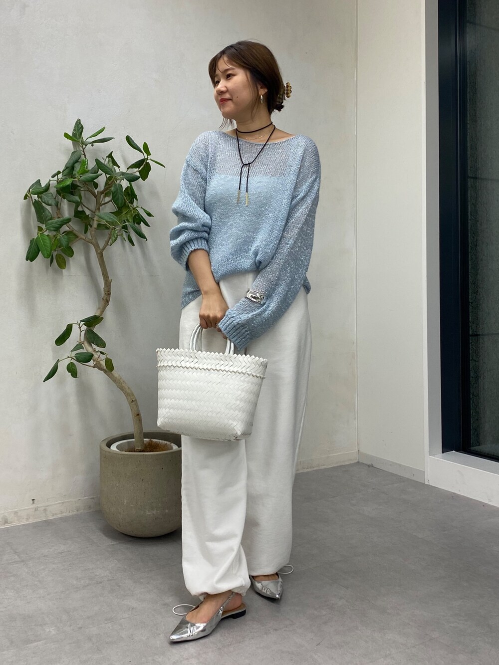 ブルー系のニット/セーター、ホワイト系のスウェットパンツ、ブラック系のネックレスを着用したレディースの夏コーディネートの2枚目の写真