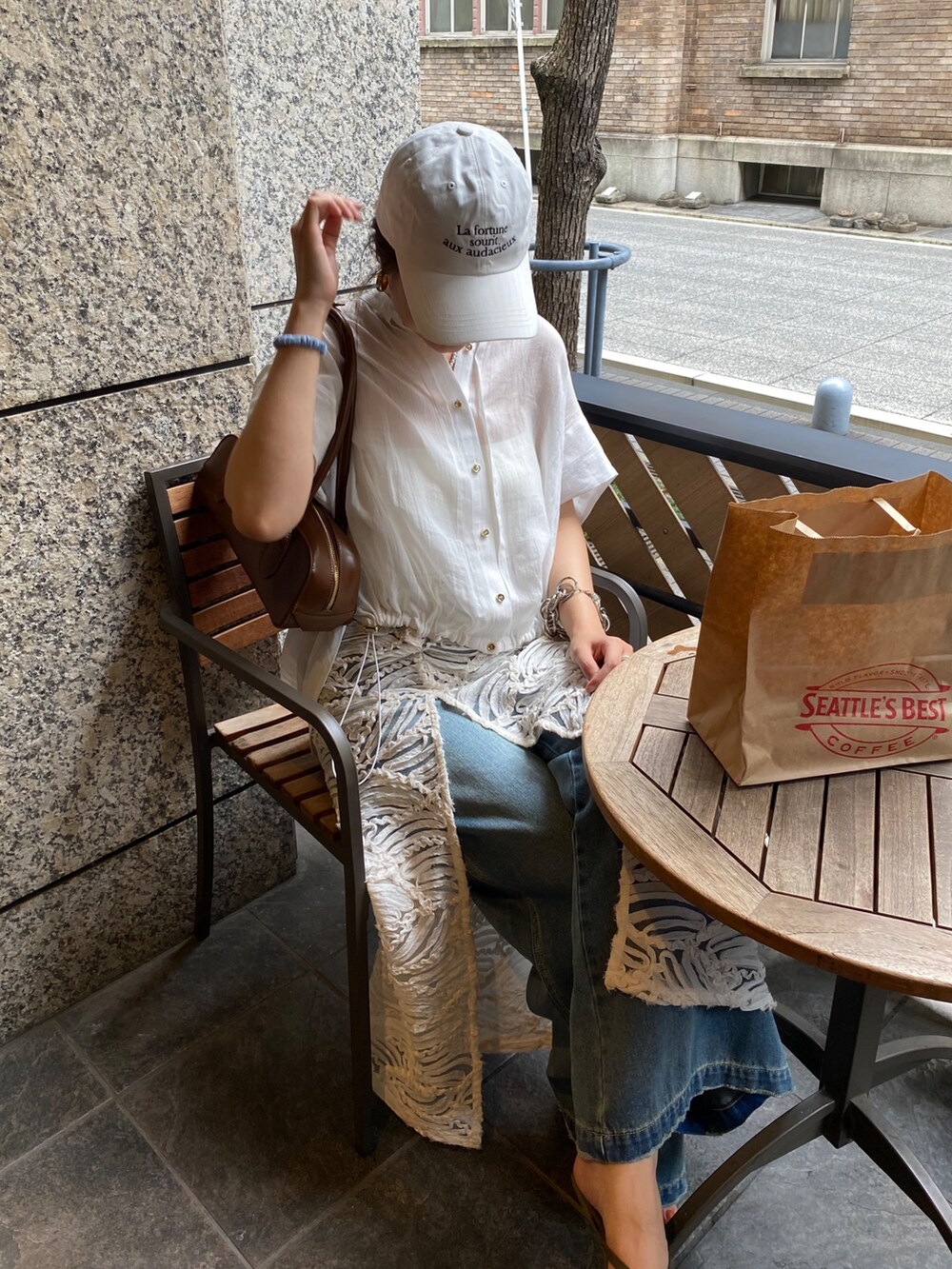 ピンク系のシャツ/ブラウス、ブルー系のデニムパンツ、ホワイト系のネックレスを着用したレディースの夏コーディネートの3枚目の写真