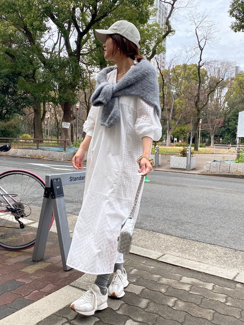 ホワイト系のワンピース、ホワイト系のショルダーバッグを着用したレディースの春コーディネートの3枚目の写真