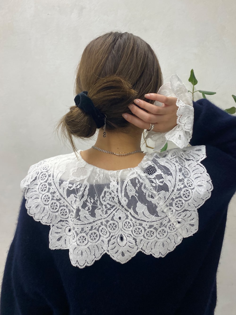 ブルー系のニット/セーター、ホワイト系のシャツ/ブラウス、グレー系のその他アウターを着用したレディースの冬コーディネートの4枚目の写真