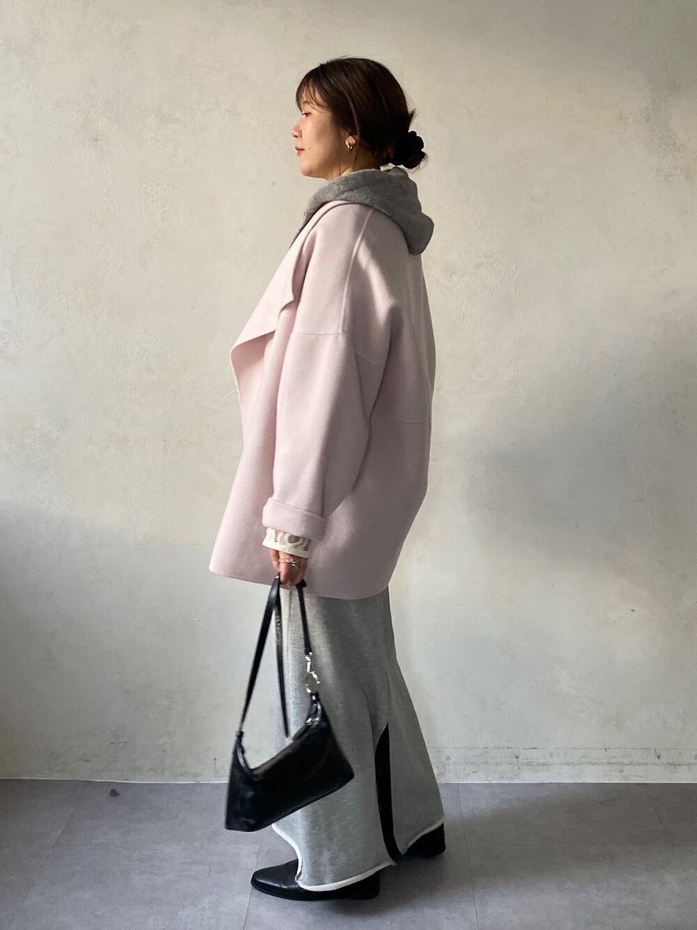 ピンク系のその他アウター、ホワイト系のシャツ/ブラウス、グレー系のカーディガン/ボレロを着用したレディースの冬コーディネートの10枚目の写真