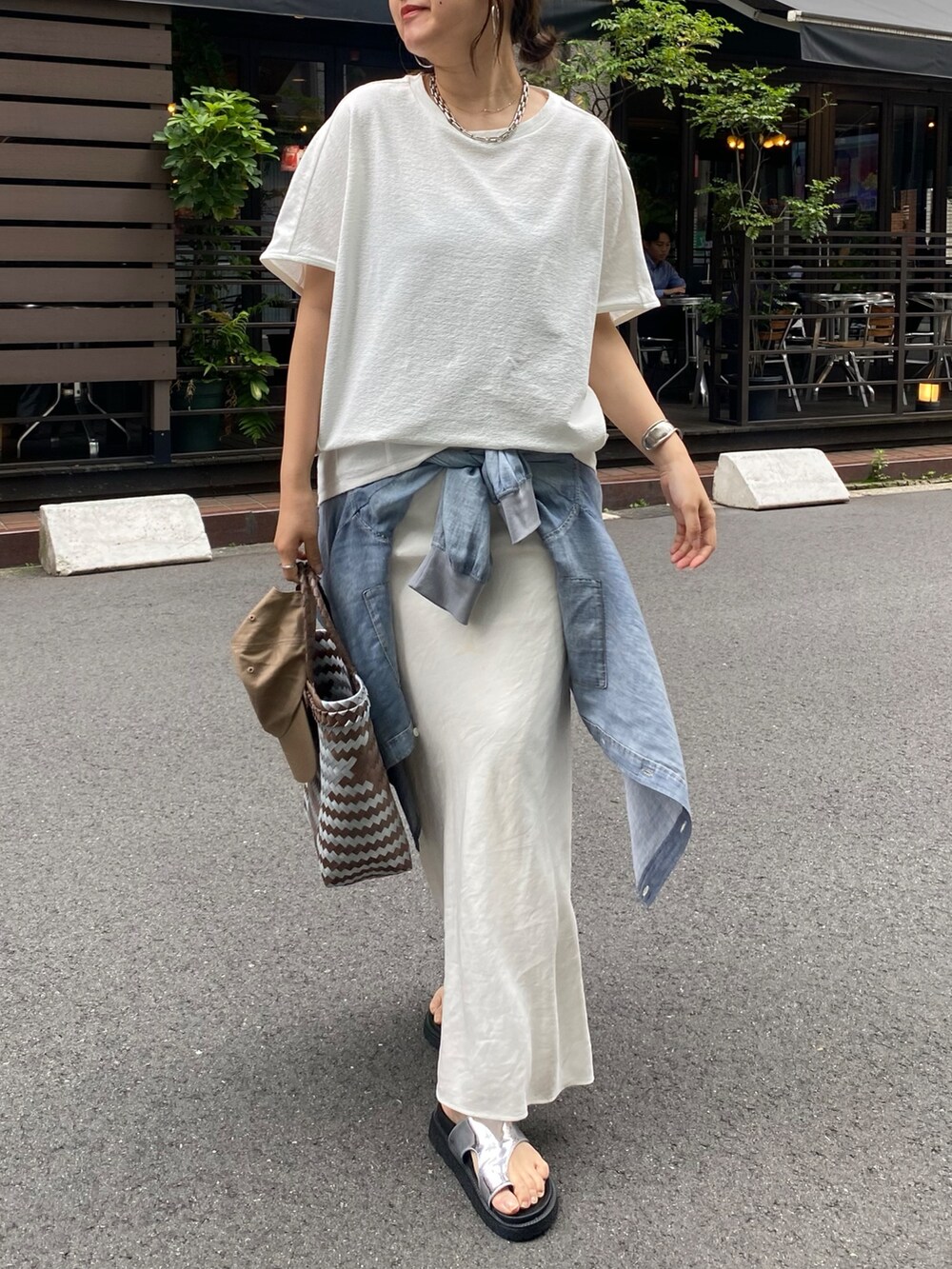 ホワイト系のTシャツ/カットソー、ホワイト系のスカート、ブルー系のシャツ/ブラウスを着用したレディースの夏コーディネートの7枚目の写真
