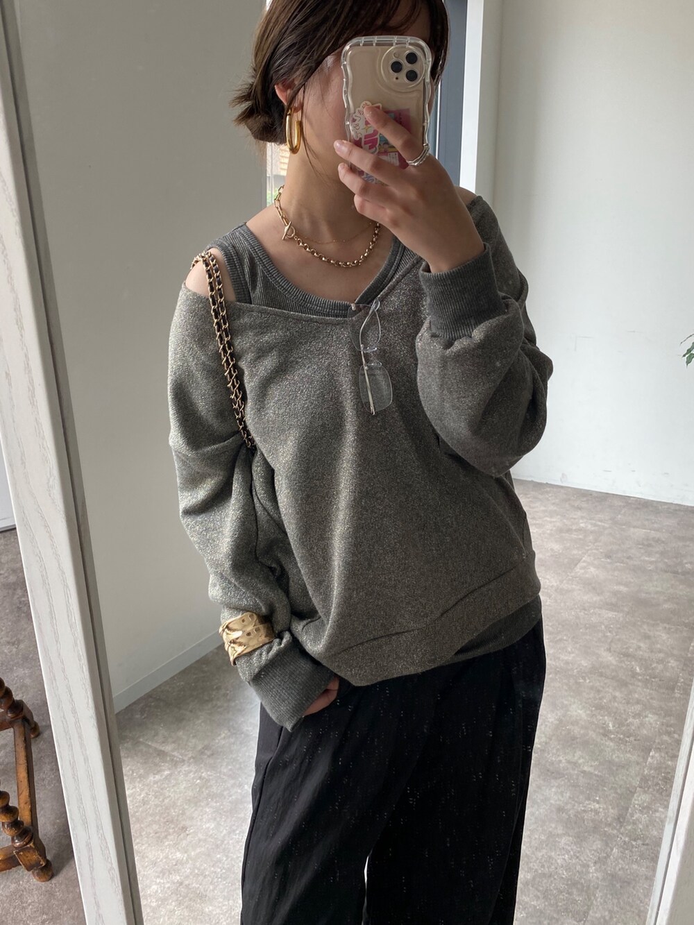 グレー系のTシャツ/カットソー、ブラウン系のその他パンツ、ベージュ系のパンプスを着用したレディースの夏コーディネートの2枚目の写真