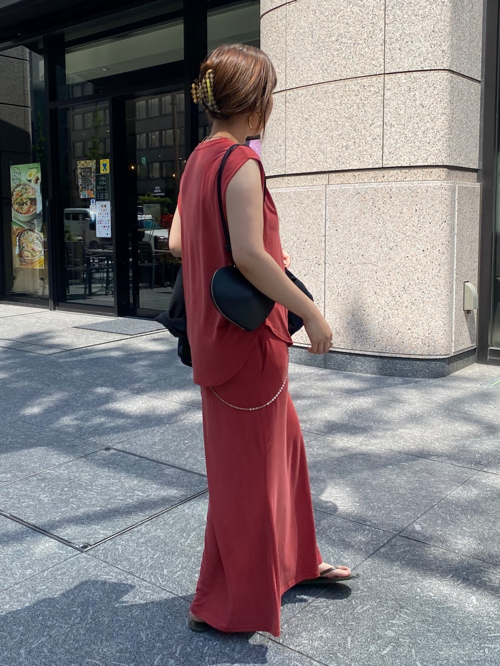 グレー系のテーラードジャケット、レッド系のTシャツ/カットソー、ブラック系のショルダーバッグを着用したレディースの春コーディネートの5枚目の写真