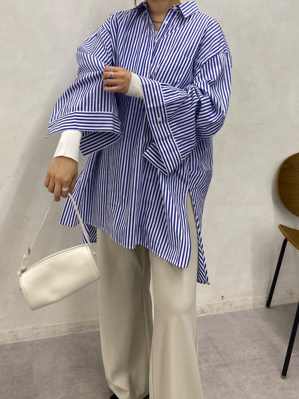 ホワイト系のニット/セーター、ブルー系のシャツ/ブラウス、ベージュ系のその他パンツを着用したレディースの冬コーディネートの5枚目の写真