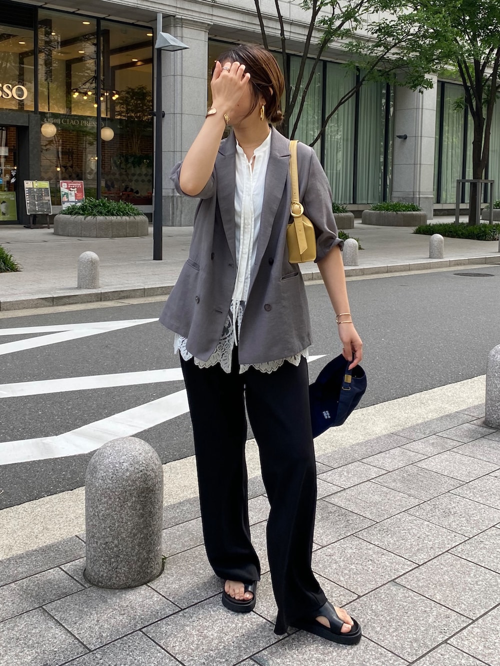 グレー系のテーラードジャケット、ブラック系のその他パンツ、ブラック系のブーツを着用したレディースの春コーディネートの8枚目の写真