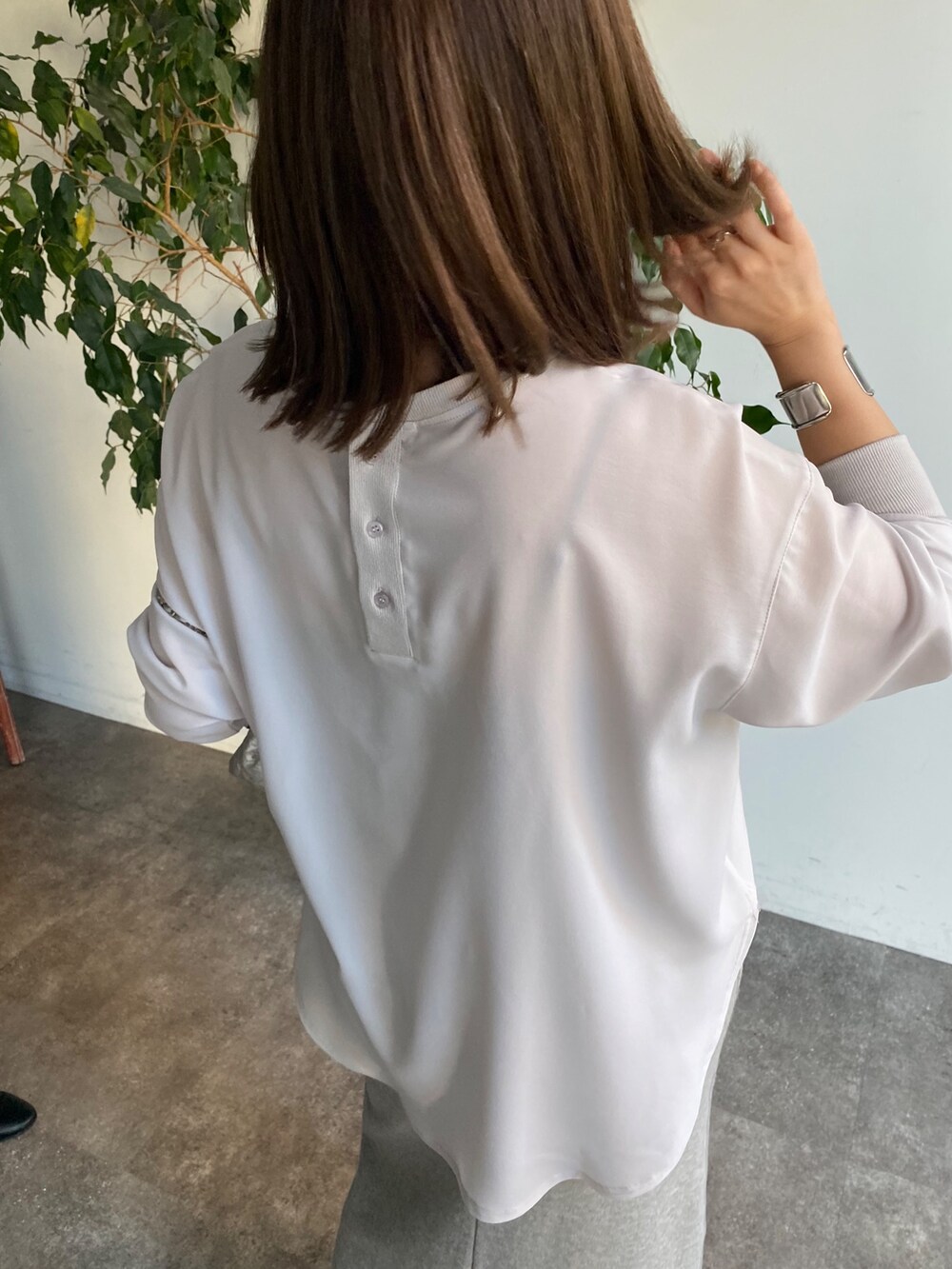 グレー系のシャツ/ブラウス、グレー系のスカートを着用したレディースの冬コーディネートの5枚目の写真