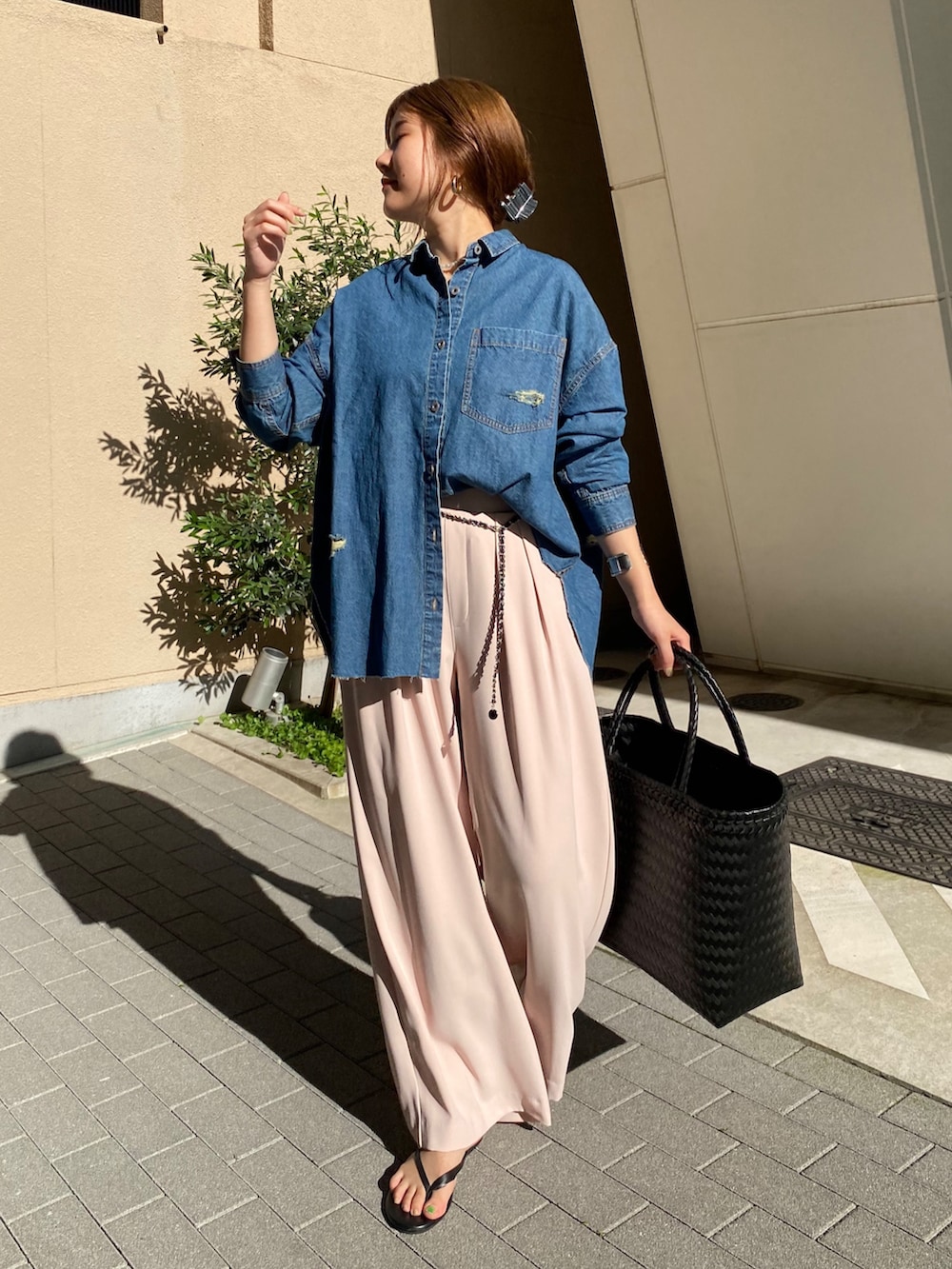 ブルー系のシャツ/ブラウス、ピンク系のスラックス、シルバー系のベルトを着用したレディースの夏コーディネートの5枚目の写真