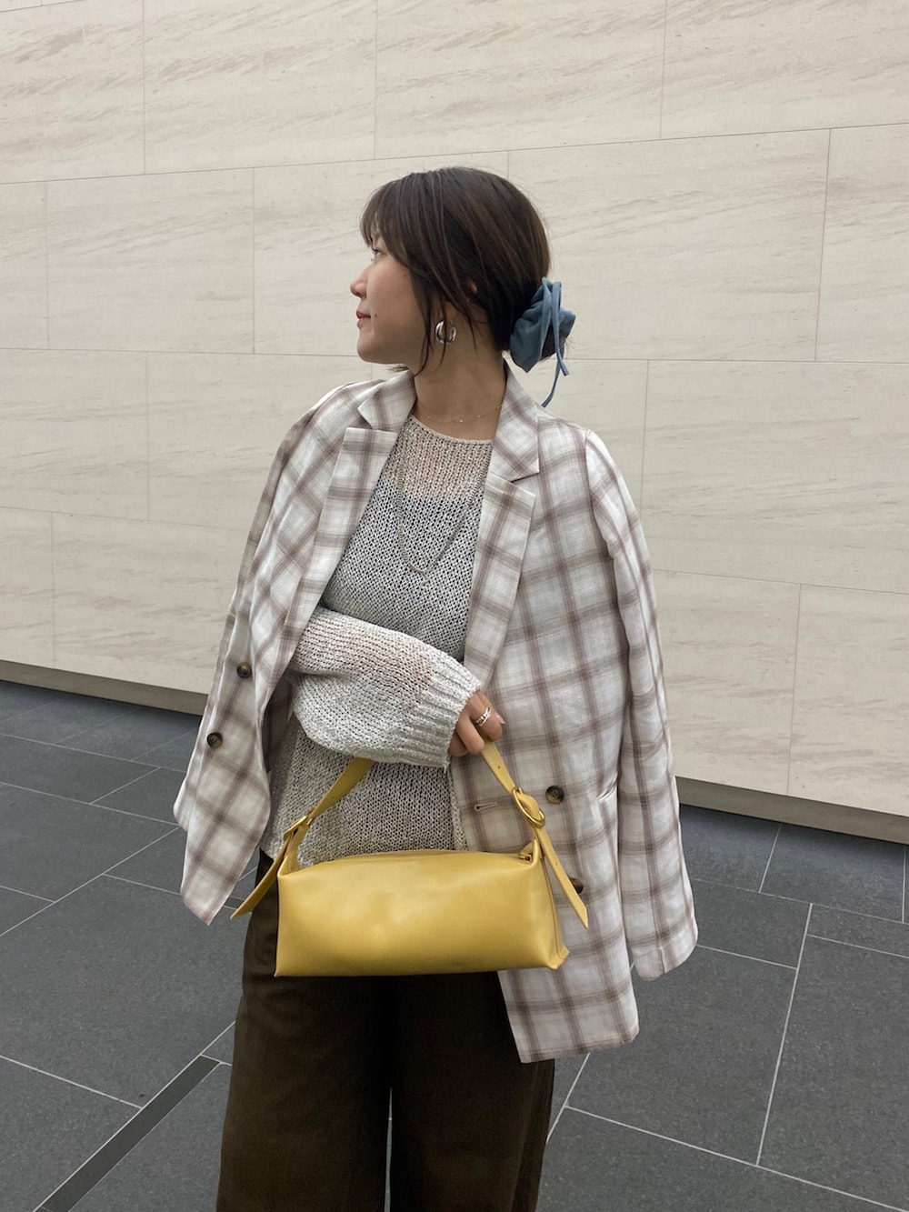 シルバー系のニット/セーター、ホワイト系のテーラードジャケット、ブラウン系のその他パンツを着用したレディースの春コーディネートの6枚目の写真