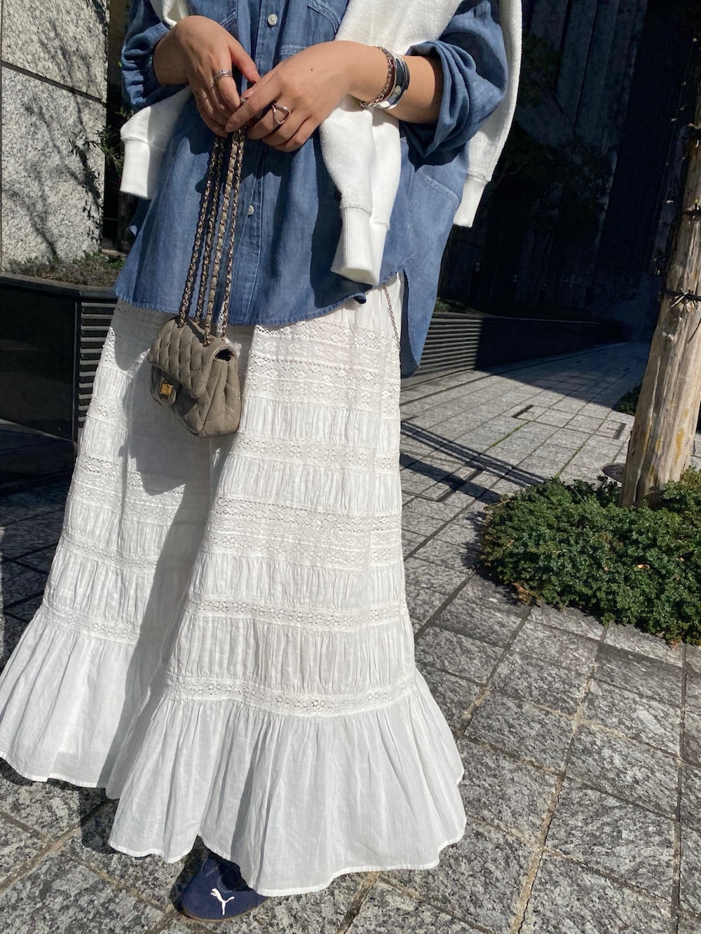 ブルー系のシャツ/ブラウス、ホワイト系のスカート、ホワイト系のTシャツ/カットソーを着用したレディースの春コーディネートの7枚目の写真