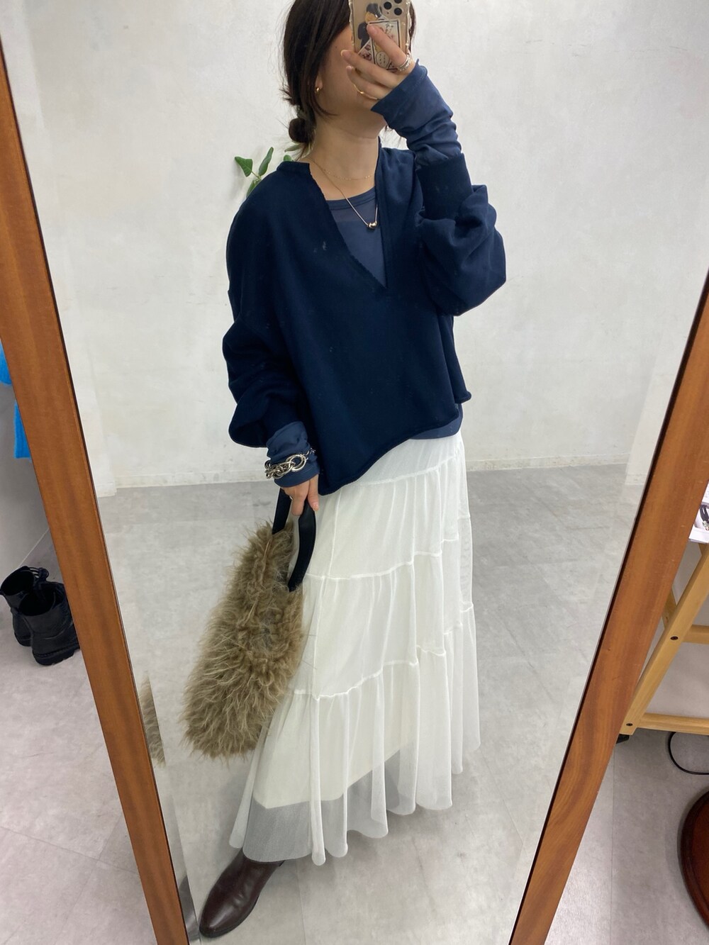 ブルー系のTシャツ/カットソー、ブルー系のTシャツ/カットソー、ホワイト系のスカートを着用したレディースの冬コーディネートの2枚目の写真