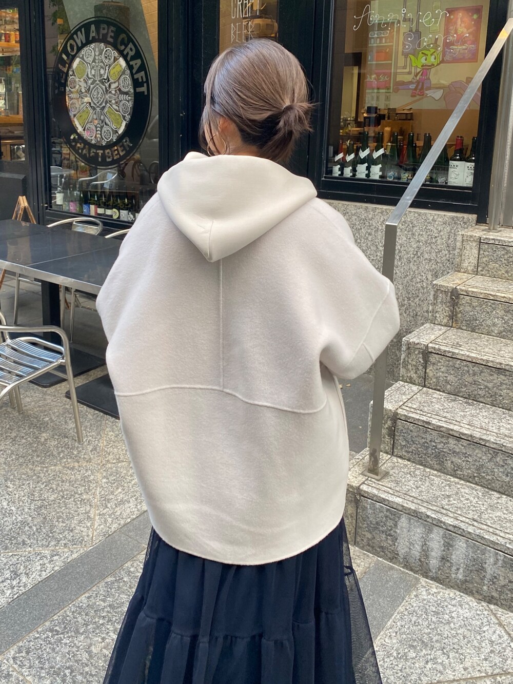 ベージュ系のTシャツ/カットソー、イエロー系のTシャツ/カットソー、ブルー系のスカートを着用したレディースの冬コーディネートの4枚目の写真