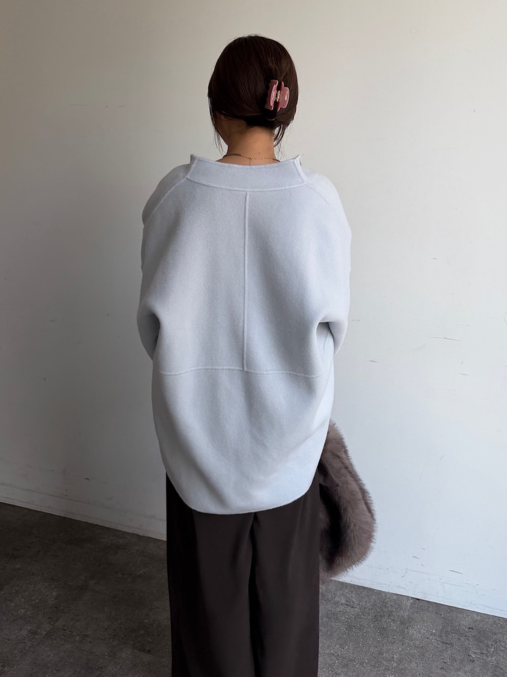 ブルー系のその他アウター、グレー系のニット/セーター、ホワイト系のシャツ/ブラウスを着用したレディースの秋コーディネートの3枚目の写真