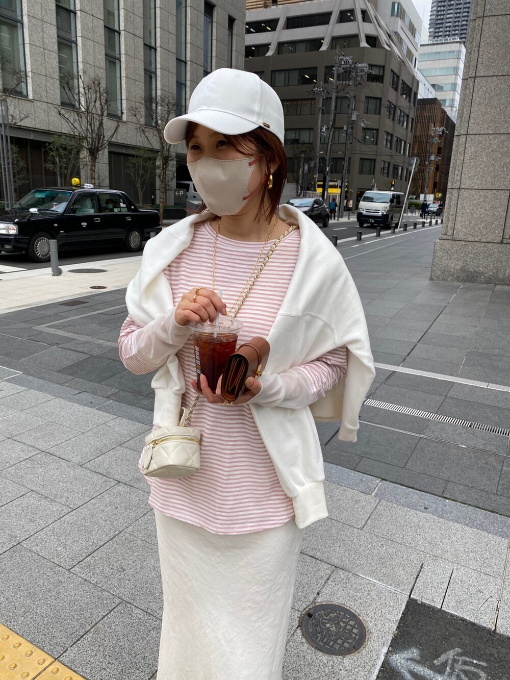 ピンク系のTシャツ/カットソー、ホワイト系のスウェット、ホワイト系のスカートを着用したレディースの春コーディネートの2枚目の写真