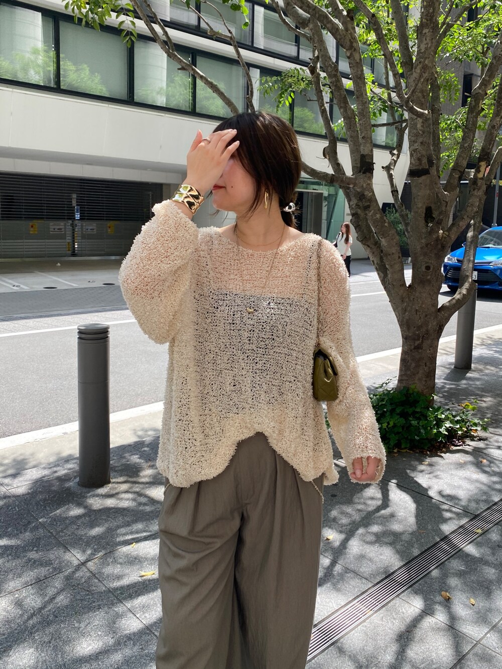 ベージュ系のニット/セーター、ベージュ系のその他パンツを着用したレディースの夏コーディネートの2枚目の写真