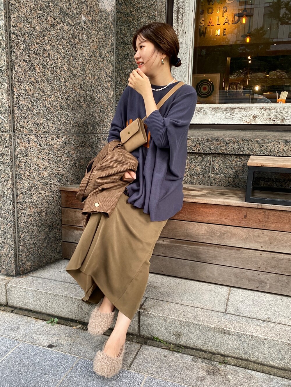 ブルー系のニット/セーター、グリーン系のスカート、ブラウン系のテーラードジャケットを着用したレディースの秋コーディネートの8枚目の写真