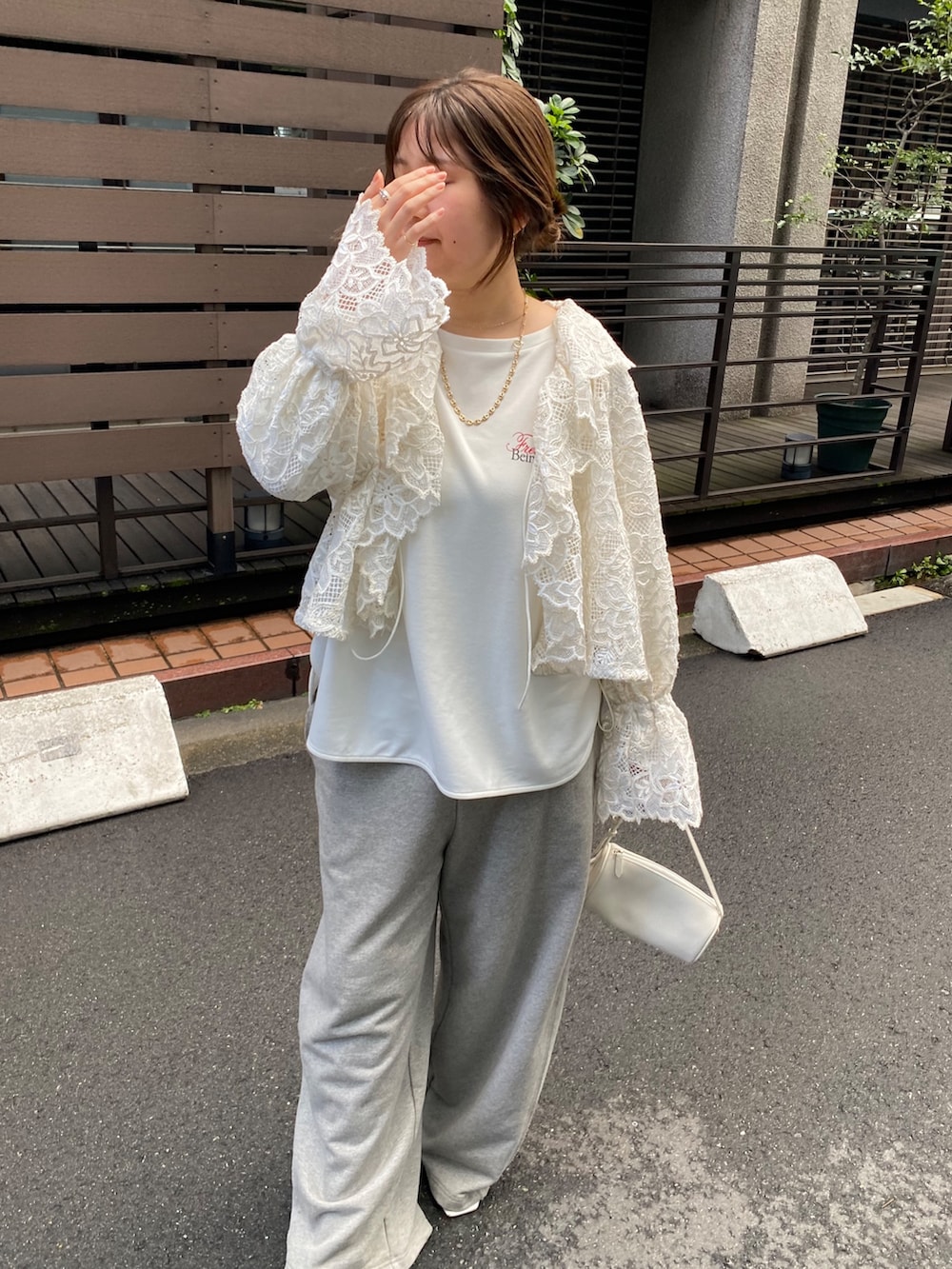 ホワイト系のTシャツ/カットソー、グレー系のその他パンツ、ホワイト系のシャツ/ブラウスを着用したレディースの春コーディネートの7枚目の写真