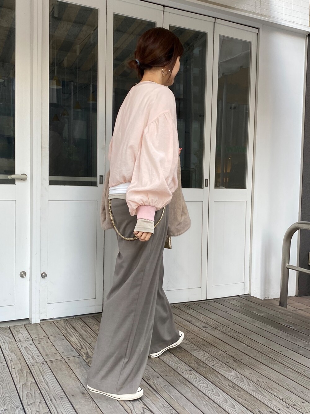 ピンク系のシャツ/ブラウス、グレー系のTシャツ/カットソーを着用したレディースの春コーディネートの2枚目の写真