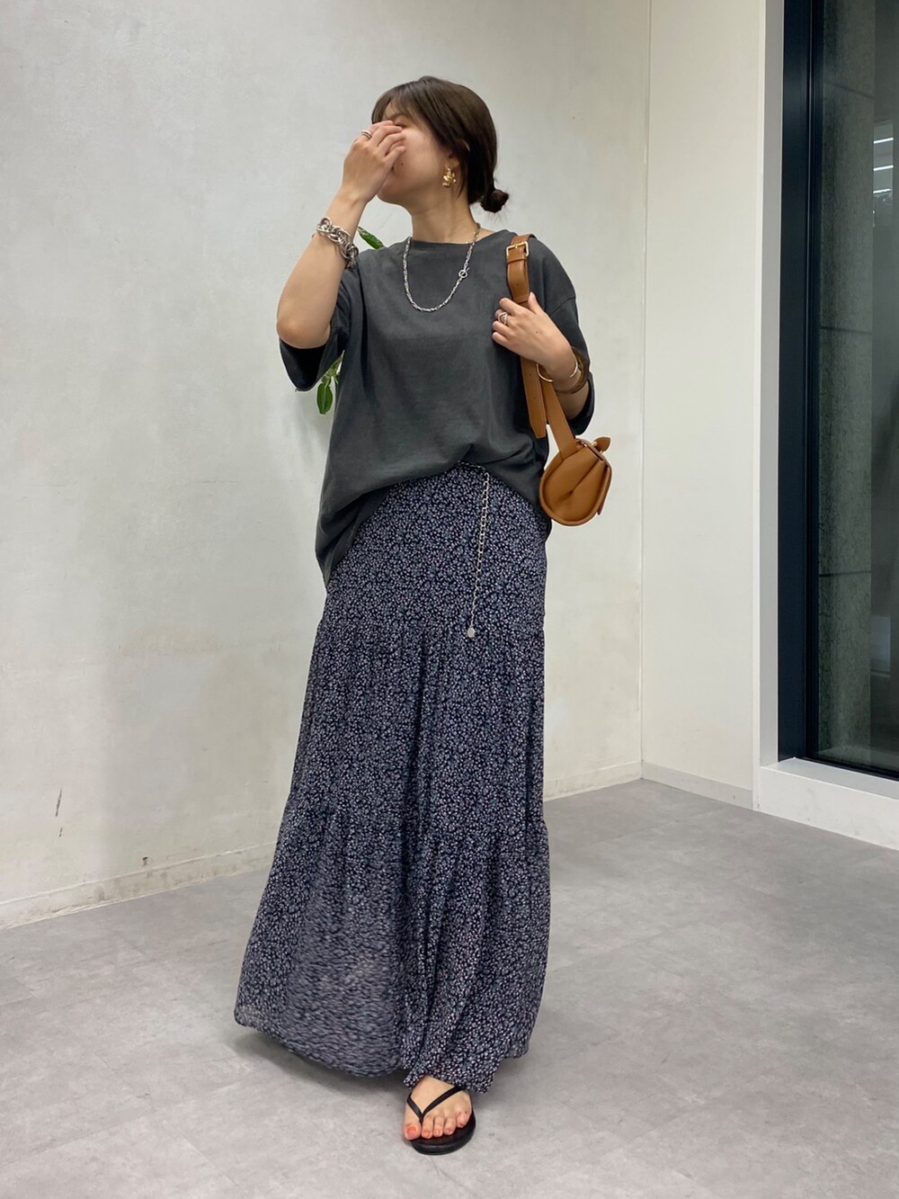 グレー系のTシャツ/カットソー、ピンク系のスカート、ブラウン系のショルダーバッグを着用したレディースの夏コーディネートの5枚目の写真