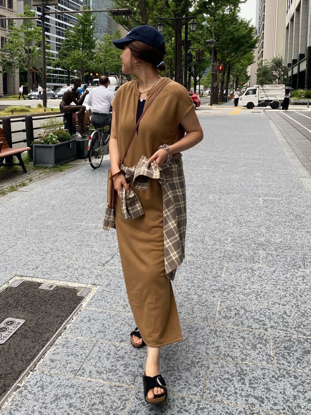 イエロー系のワンピース、ベージュ系のシャツ/ブラウスを着用したレディースの秋コーディネートの8枚目の写真