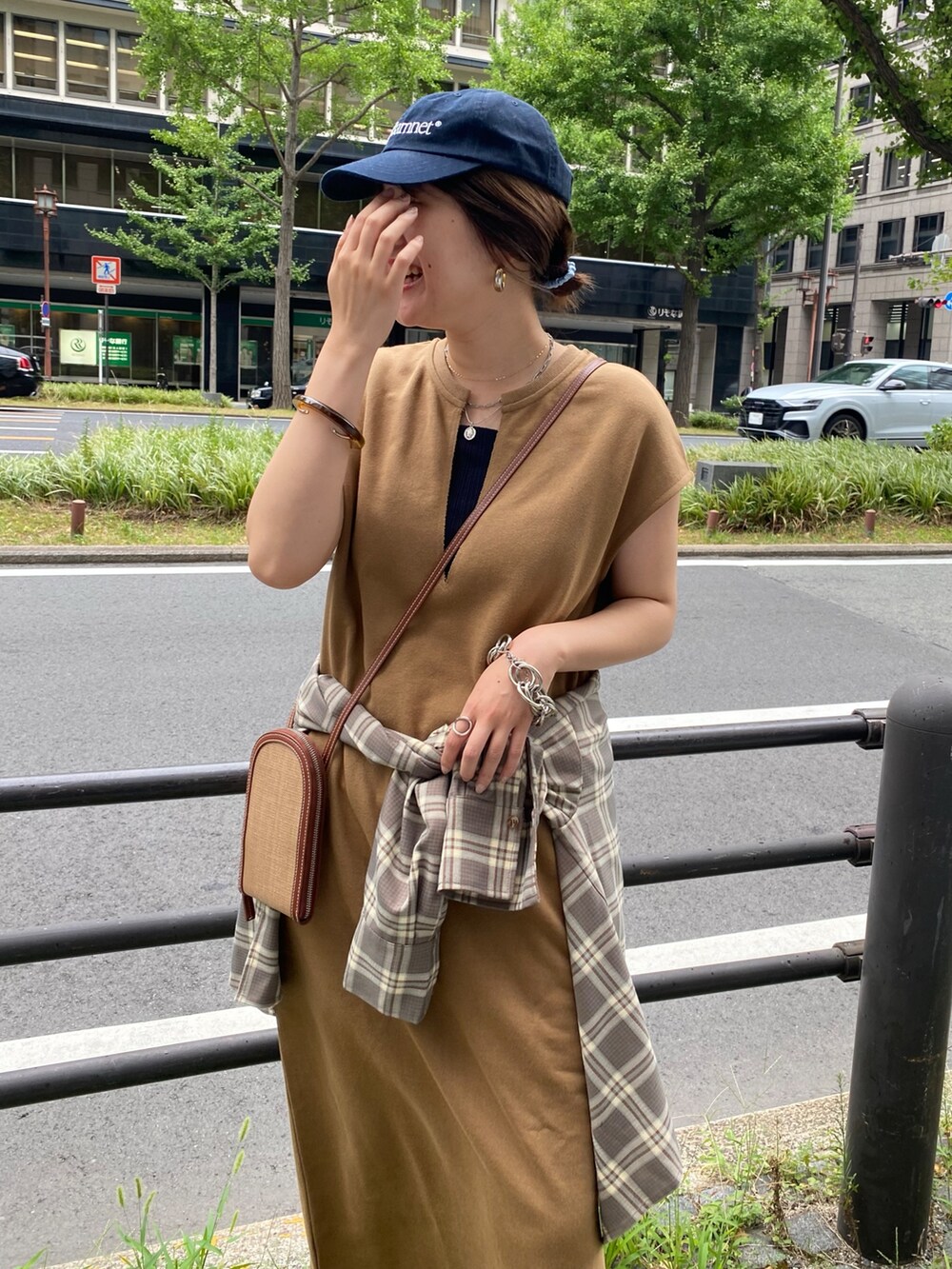 イエロー系のワンピース、ベージュ系のシャツ/ブラウスを着用したレディースの秋コーディネートの4枚目の写真