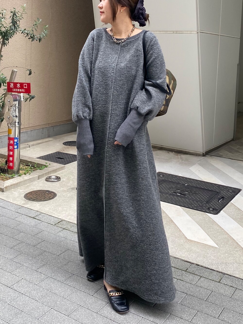 ブラック系のその他アウター、グレー系のワンピース、グリーン系のショルダーバッグを着用したレディースの冬コーディネートの7枚目の写真