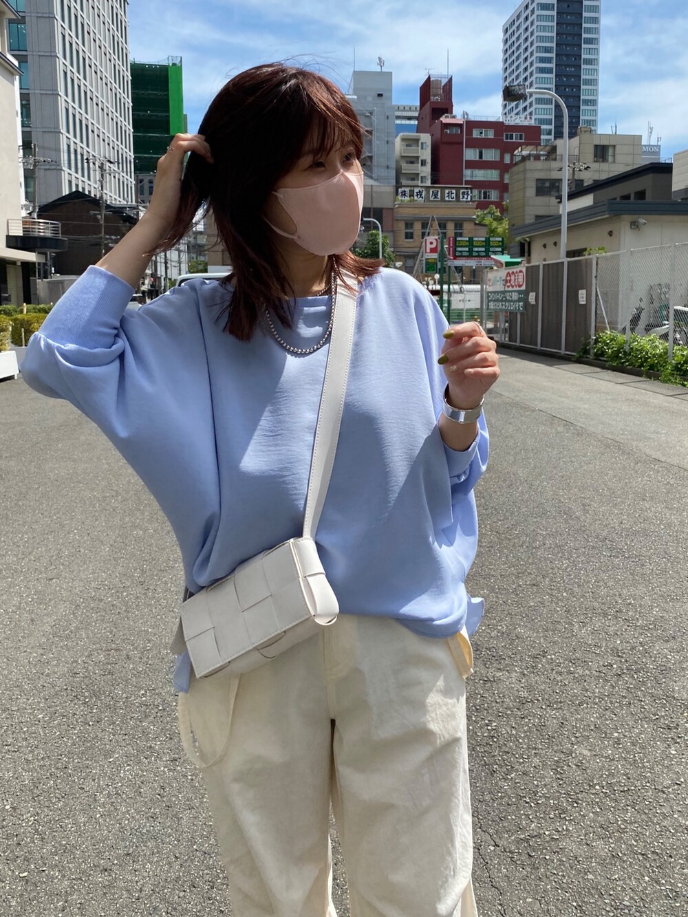 ブルー系のシャツ/ブラウス、ホワイト系のその他パンツ、ホワイト系のトートバッグを着用したレディースの夏コーディネートの5枚目の写真