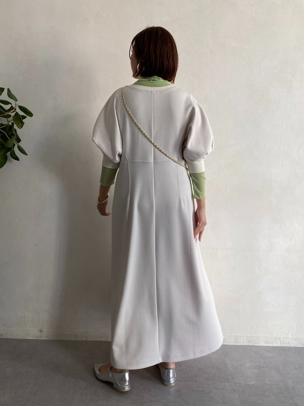 グリーン系のTシャツ/カットソー、ホワイト系のショルダーバッグ、ホワイト系のワンピースを着用したレディースの冬コーディネートの4枚目の写真