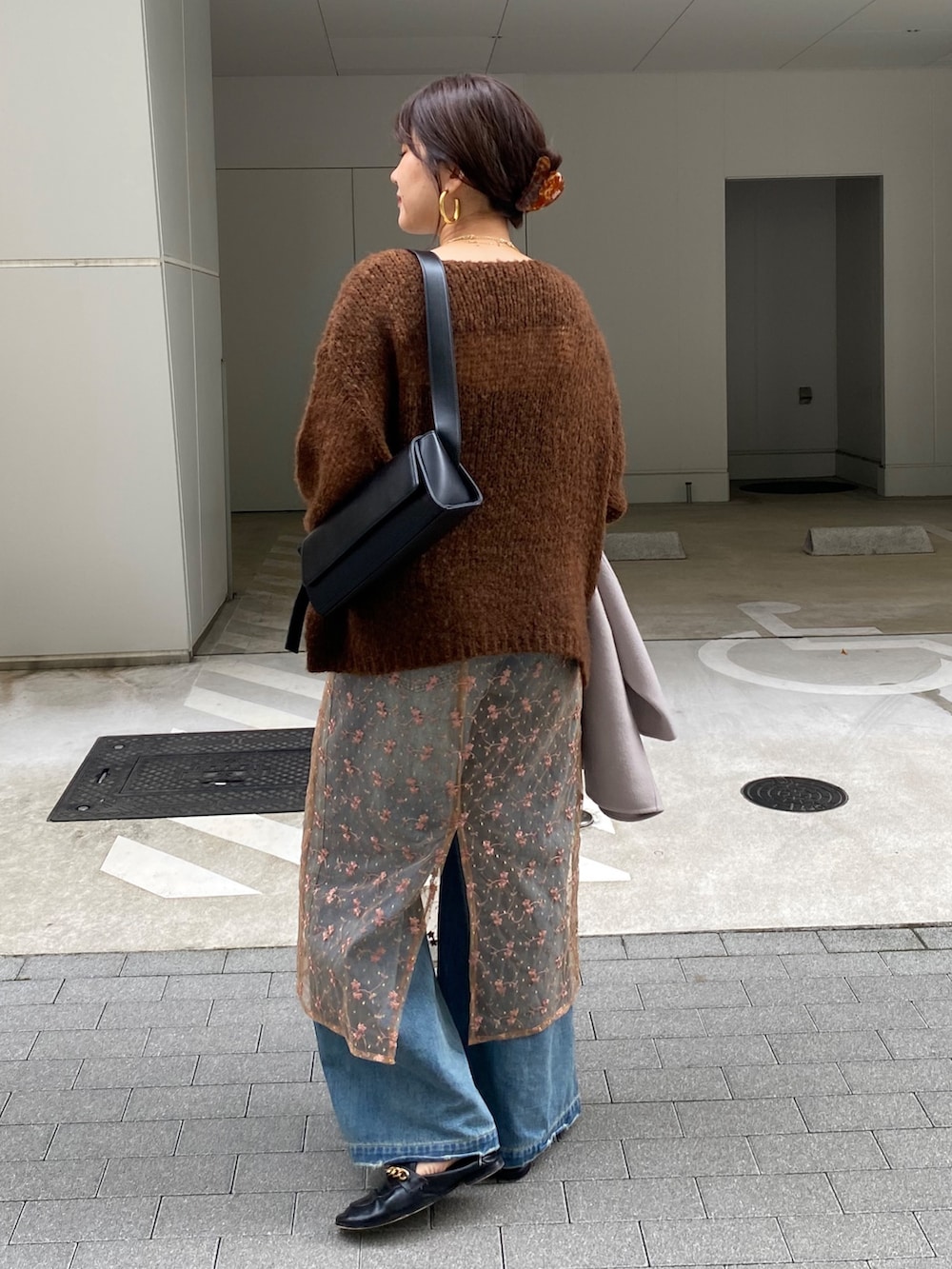 ベージュ系のその他アウター、ピンク系のスカート、ブルー系のデニムパンツを着用したレディースの冬コーディネートの7枚目の写真