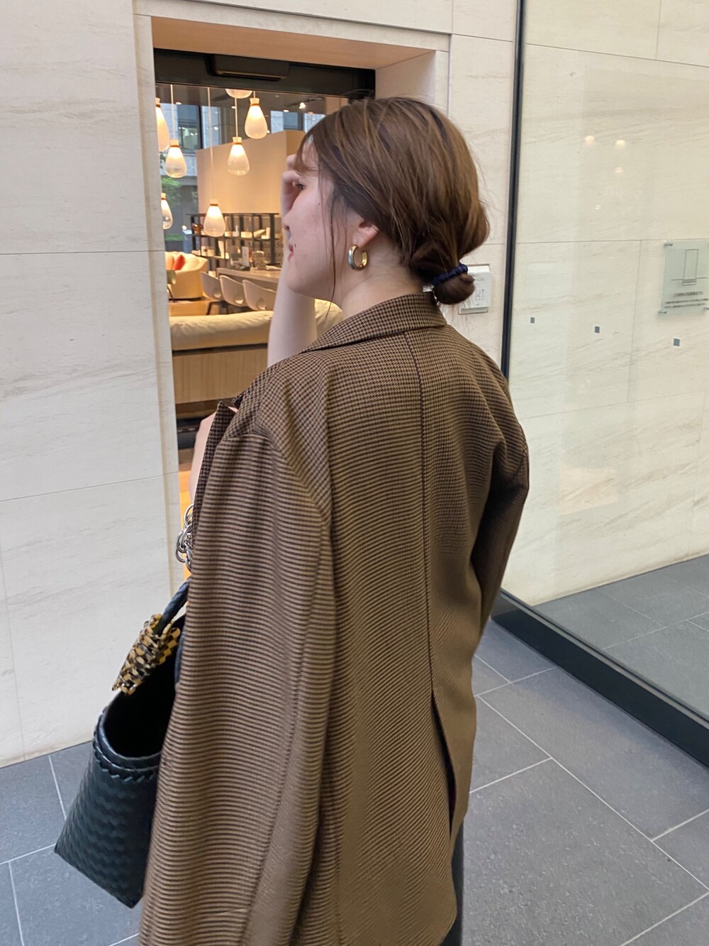 グレー系のTシャツ/カットソー、グレー系のその他パンツ、ブラウン系のテーラードジャケットを着用したレディースの秋コーディネートの4枚目の写真