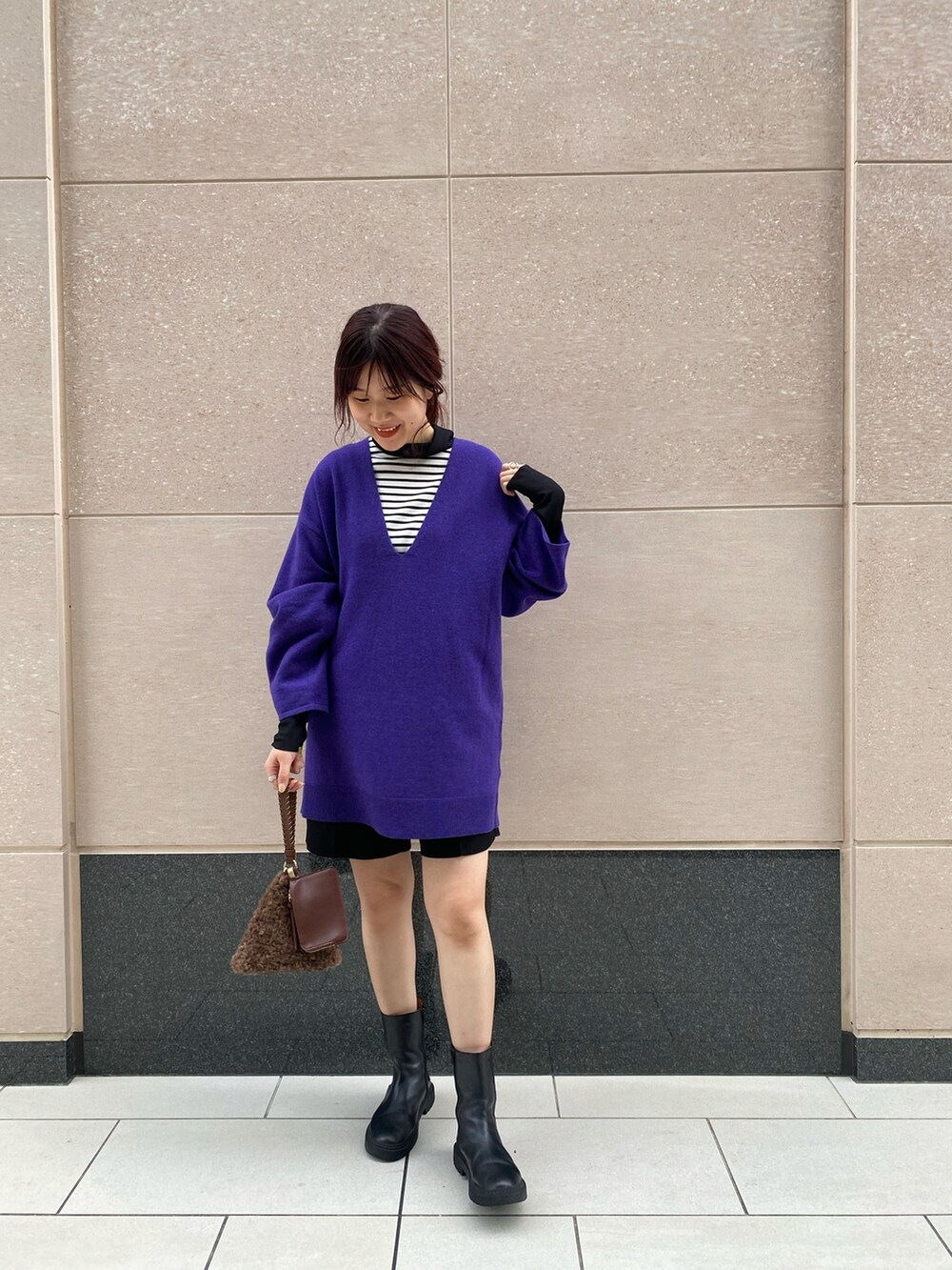 パープル系のニット/セーター、ブラック系のトップス、ブラック系のその他パンツを着用したレディースの秋コーディネートの4枚目の写真