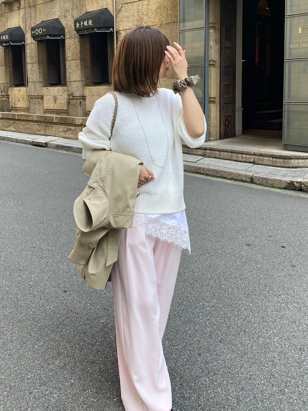 ホワイト系のTシャツ/カットソー、ピンク系のニット/セーター、ピンク系のスラックスを着用したレディースの春コーディネートの3枚目の写真