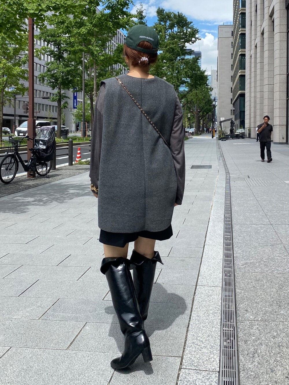 グレー系のベスト、グレー系のその他パンツ、ブラック系のショルダーバッグを着用したレディースの秋コーディネートの10枚目の写真