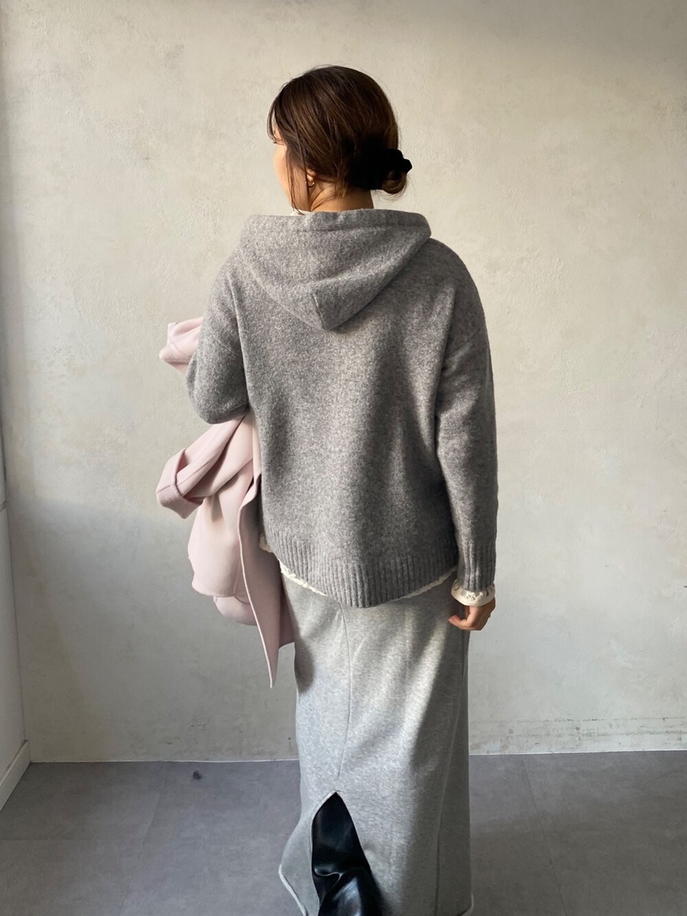 ピンク系のその他アウター、ホワイト系のシャツ/ブラウス、グレー系のカーディガン/ボレロを着用したレディースの冬コーディネートの7枚目の写真