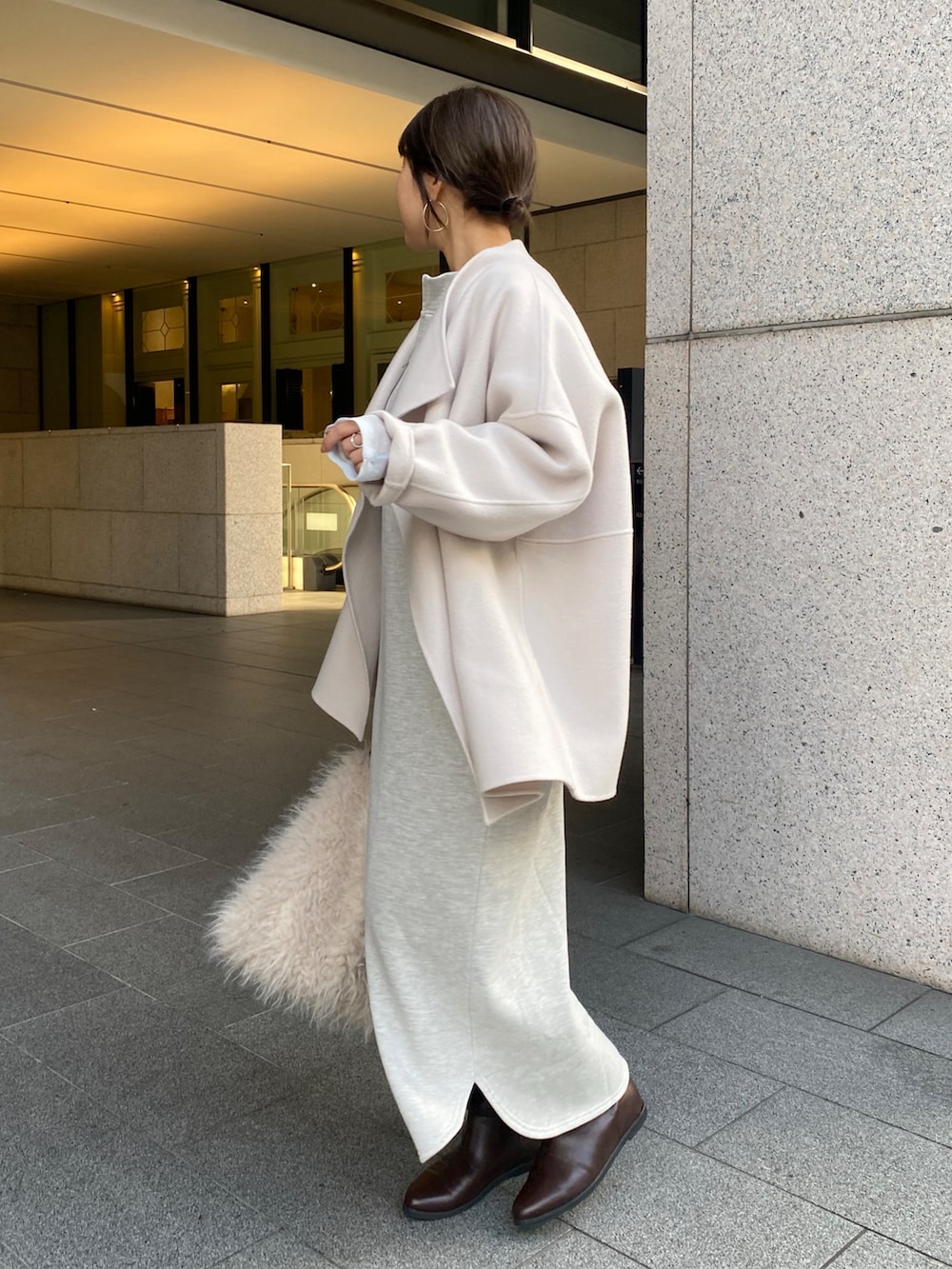 ホワイト系のその他アウター、グレー系のワンピースを着用したレディースの冬コーディネートの3枚目の写真