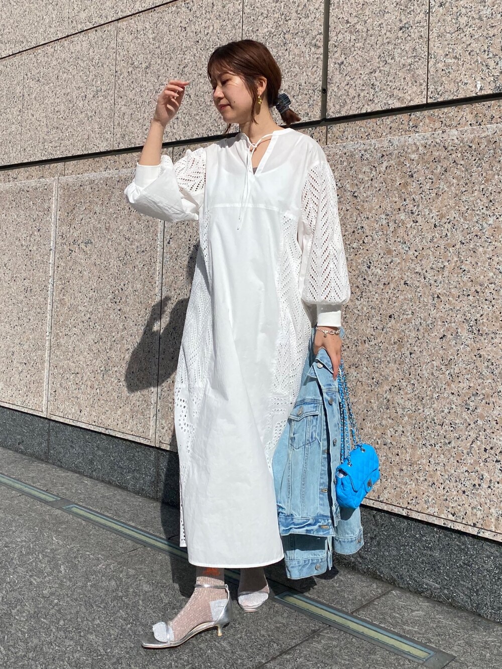 ホワイト系のワンピース/ドレス、ブルー系のジャケット/アウター、シルバー系のサンダルを着用したレディースの春コーディネートの5枚目の写真