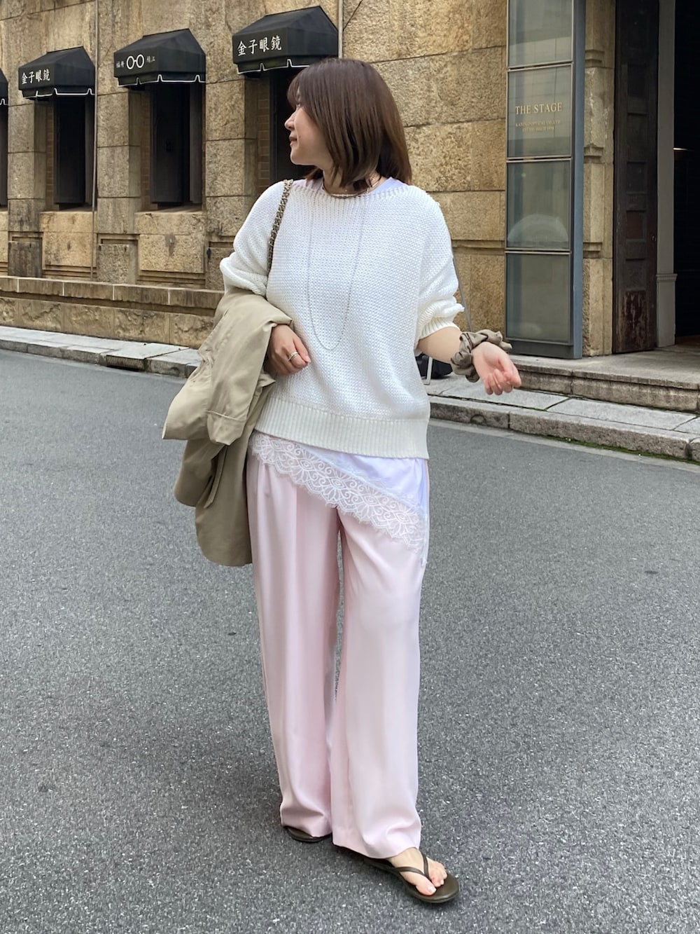 ホワイト系のTシャツ/カットソー、ピンク系のニット/セーター、ピンク系のスラックスを着用したレディースの春コーディネートの8枚目の写真