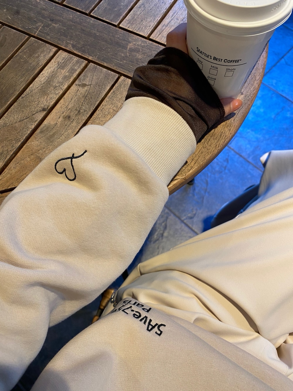 ホワイト系のその他アウター、ベージュ系のスラックス、ブラック系のショルダーバッグを着用したレディースの秋コーディネートの10枚目の写真