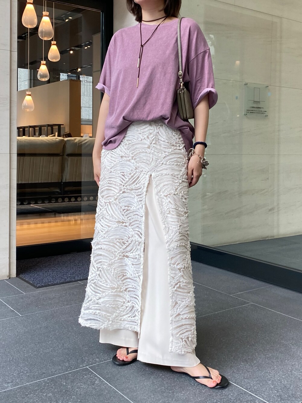 ピンク系のTシャツ/カットソー、ホワイト系のスカート、ベージュ系のショルダーバッグを着用したレディースの夏コーディネートの2枚目の写真