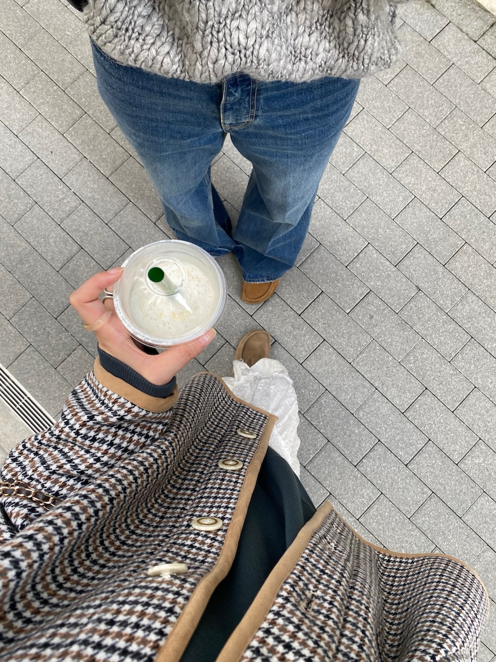 ベージュ系のその他アウター、ホワイト系のスカート、グリーン系のスウェットを着用したレディースの冬コーディネートの4枚目の写真