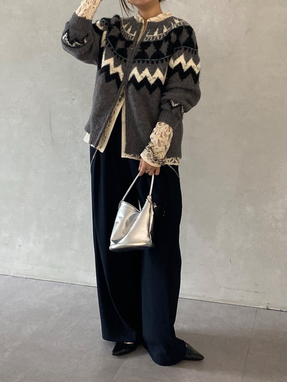 グレー系のカーディガン/ボレロ、ホワイト系のシャツ/ブラウス、ブルー系のスラックスを着用したレディースの冬コーディネートの3枚目の写真