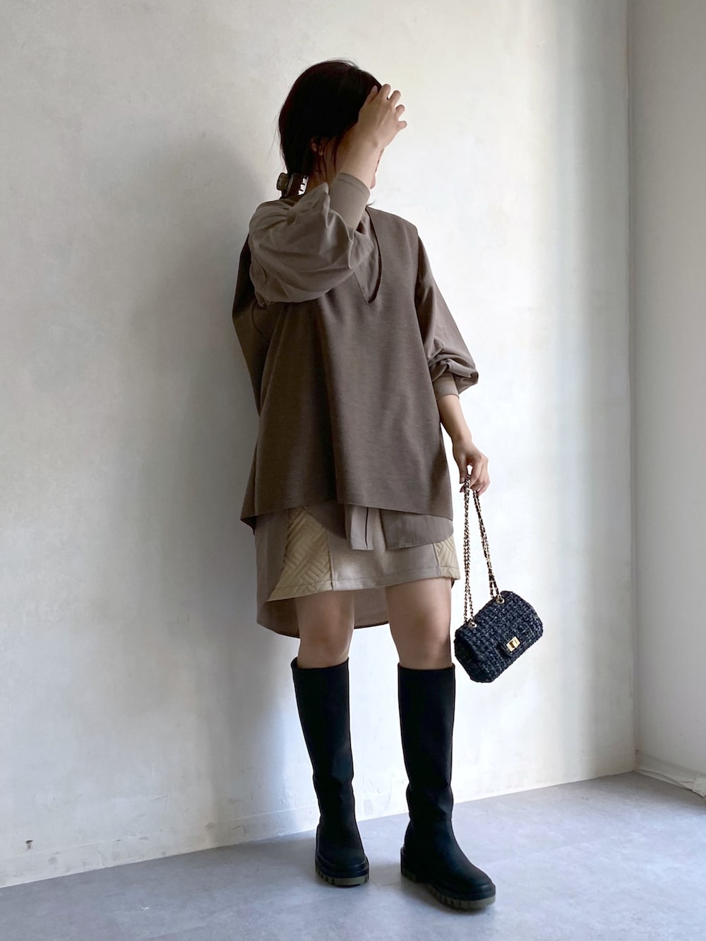 ブラウン系のシャツ/ブラウス、ブラウン系のベスト、ブラック系のトートバッグを着用したレディースの夏コーディネートの5枚目の写真