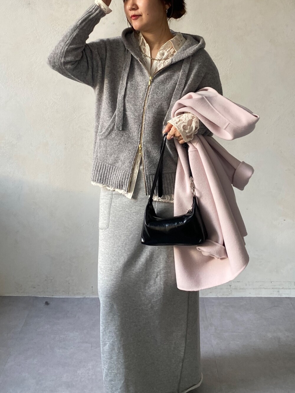 ピンク系のその他アウター、ホワイト系のシャツ/ブラウス、グレー系のカーディガン/ボレロを着用したレディースの冬コーディネートの3枚目の写真