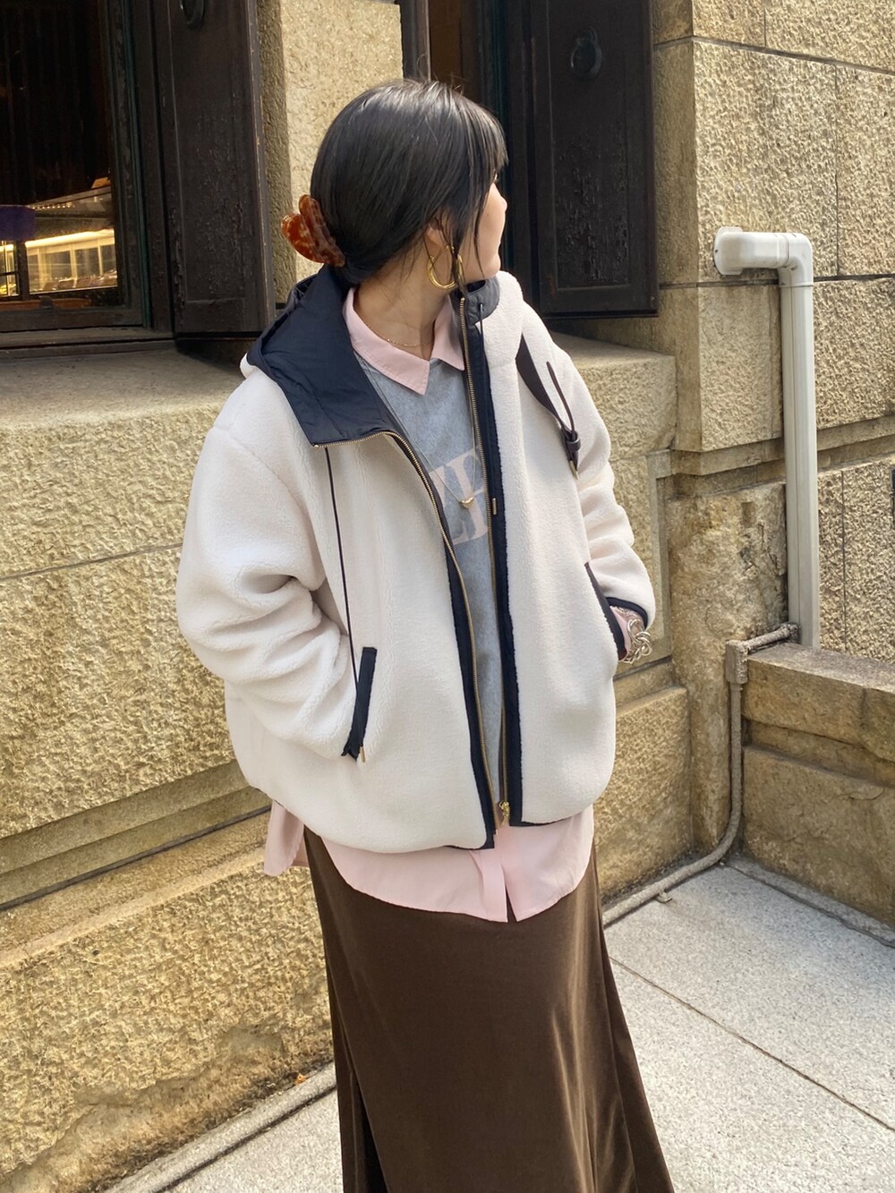 ホワイト系のその他アウター、ピンク系のシャツ/ブラウス、ブラウン系のスカートを着用したレディースの冬コーディネートの7枚目の写真