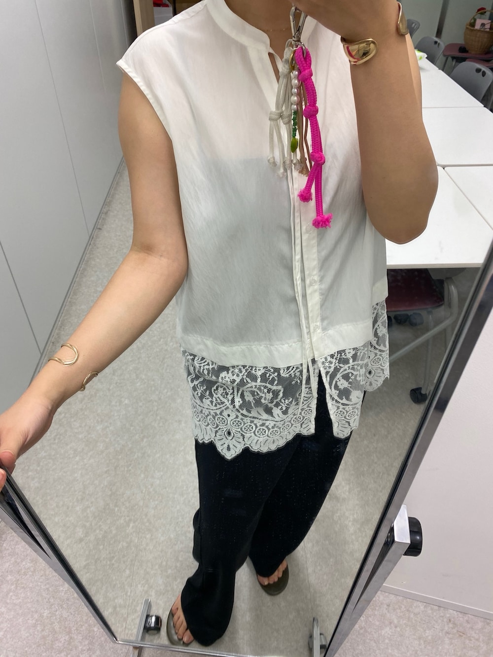 グレー系のテーラードジャケット、ブラック系のその他パンツ、ブラック系のブーツを着用したレディースの春コーディネートの9枚目の写真
