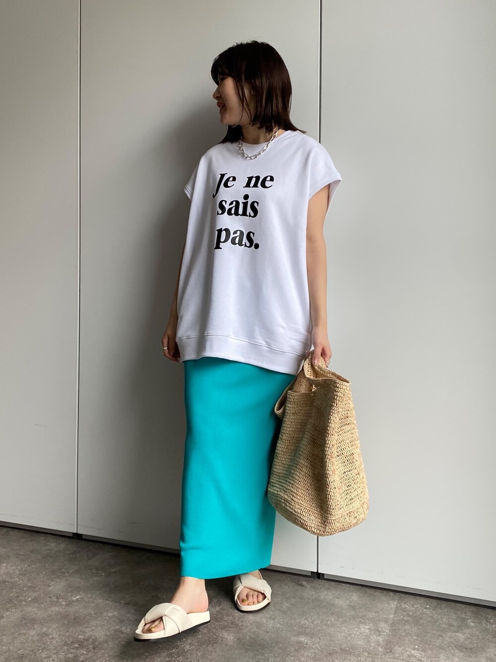 ホワイト系のTシャツ/カットソー、ブルー系のスカート、ホワイト系のその他シューズを着用したレディースの夏コーディネートの3枚目の写真